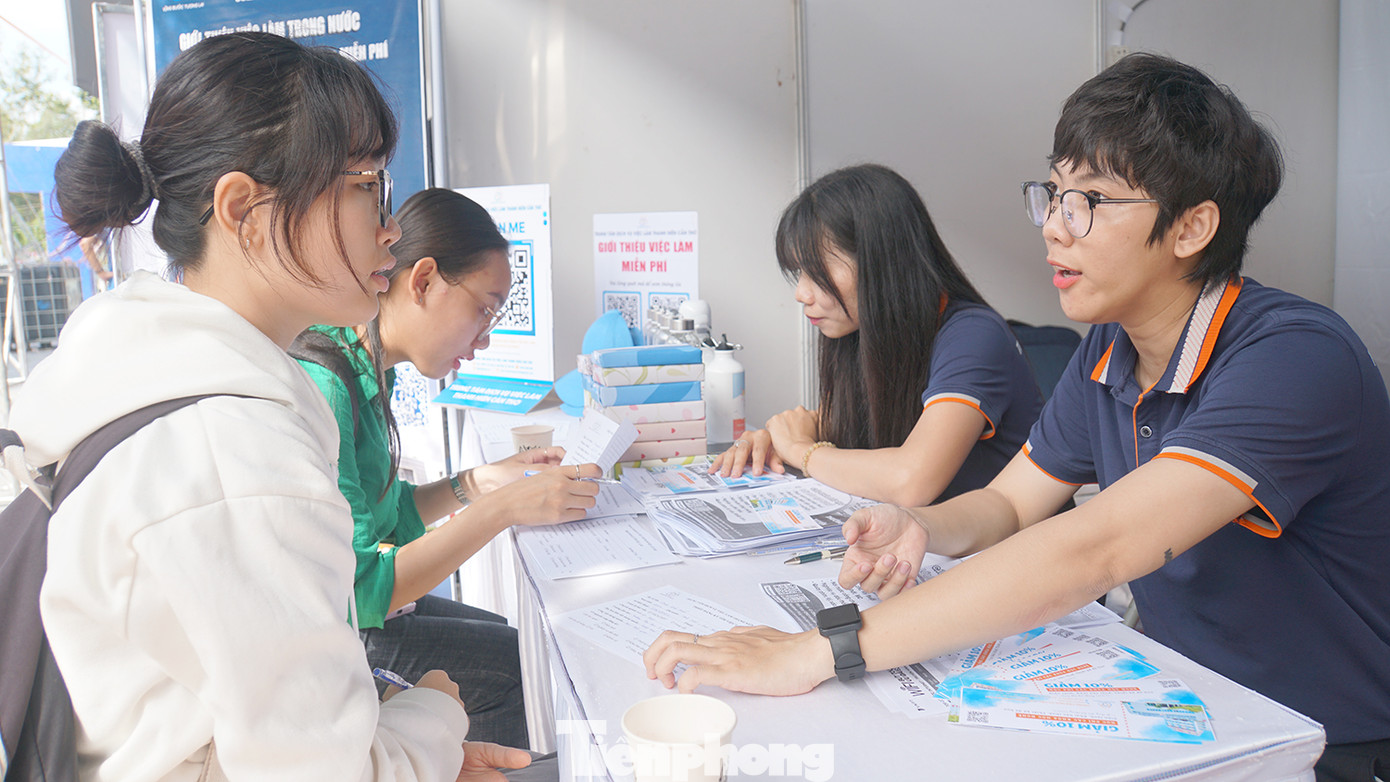 Tư vấn việc làm cho thanh niên tại ngày hội.