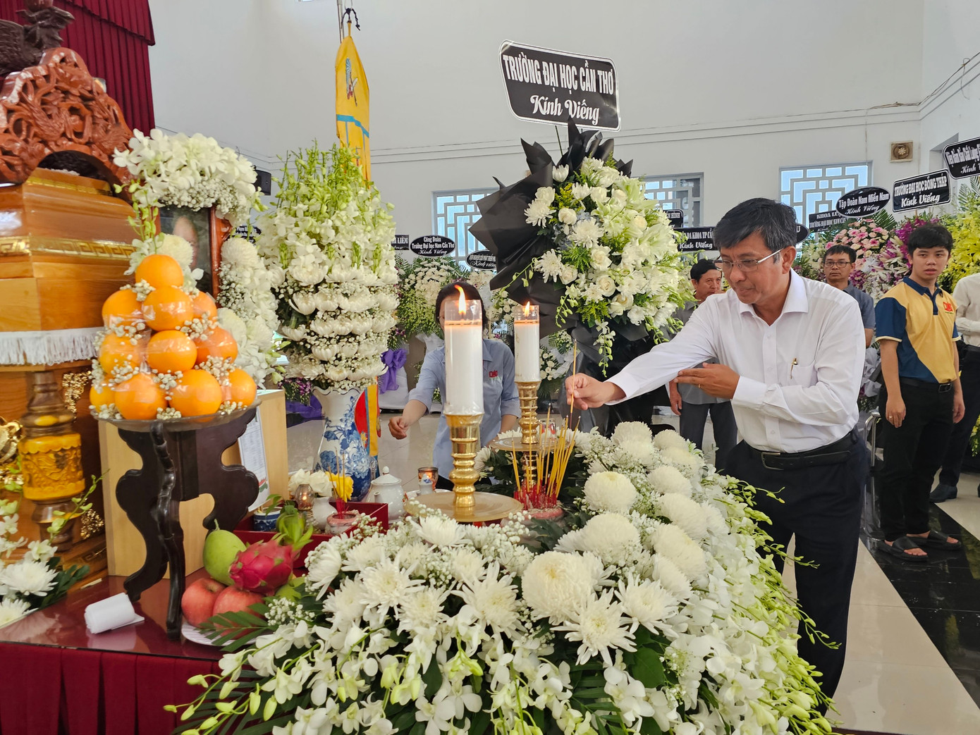 PGS.TS Trần Trung Tính - Hiệu trưởng trường Đại học Cần Thơ viếng GS. Võ Tòng Xuân. Ảnh: Hòa Hội