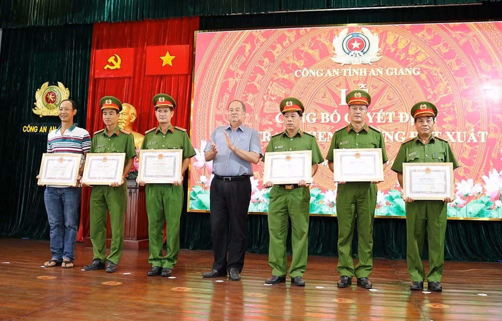 Ông Nguyễn Thanh Bình, Chủ tịch UBND tỉnh An Giang khen thưởng người cứu cháu bé và cán bộ, chiến sĩ truy bắt đối tượng ném cháu bé xuống sông. Ông Nguyễn Thanh Bình, Chủ tịch UBND tỉnh An Giang khen thưởng người cứu cháu bé và cán bộ, chiến sĩ truy bắt đối tượng ném cháu bé xuống sông.