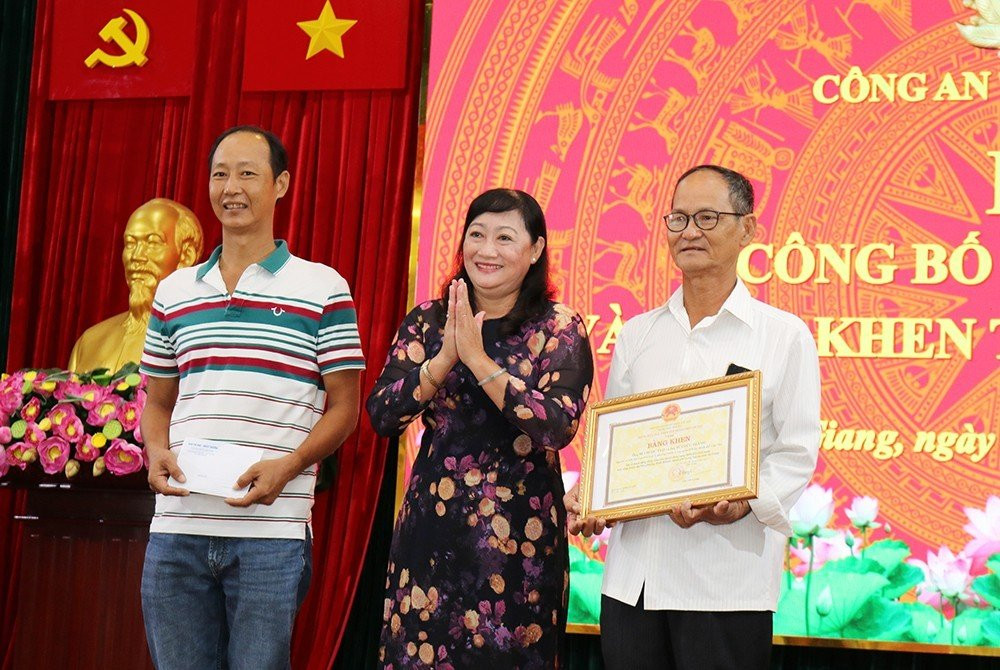 Cha con ông Bùi Ngọc Thọ được trao bằng khen vì hành động dũng cảm cứu người. Cha con ông Bùi Ngọc Thọ được trao bằng khen vì hành động dũng cảm cứu người.