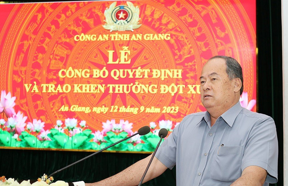 Chủ tịch UBND tỉnh An Giang Nguyễn Thanh Bình phát biểu tại buổi lễ. Chủ tịch UBND tỉnh An Giang Nguyễn Thanh Bình phát biểu tại buổi lễ.