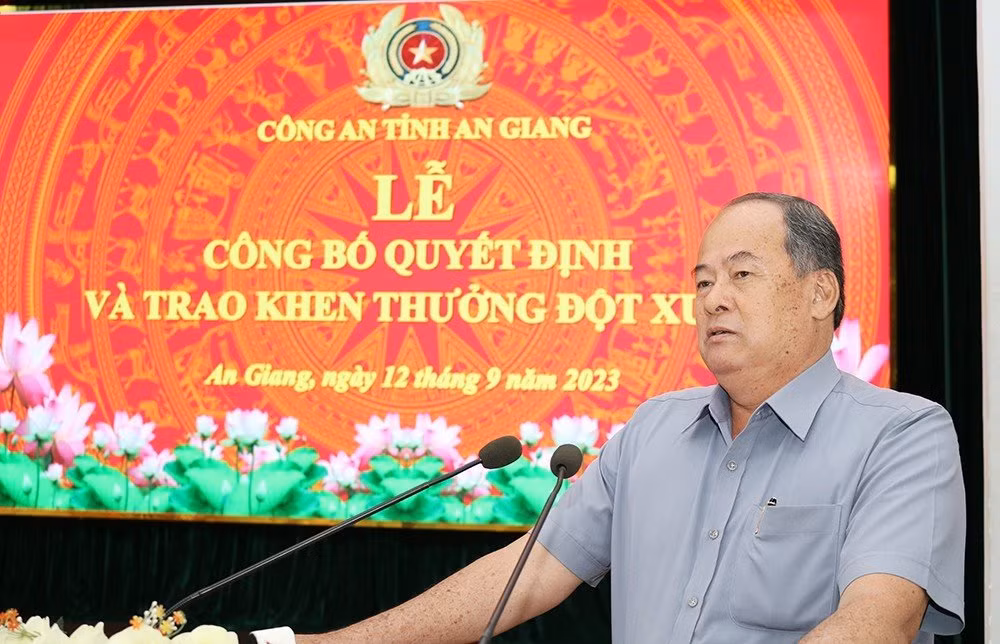 Chủ tịch UBND tỉnh An Giang Nguyễn Thanh Bình phát biểu tại buổi lễ. Chủ tịch UBND tỉnh An Giang Nguyễn Thanh Bình phát biểu tại buổi lễ.