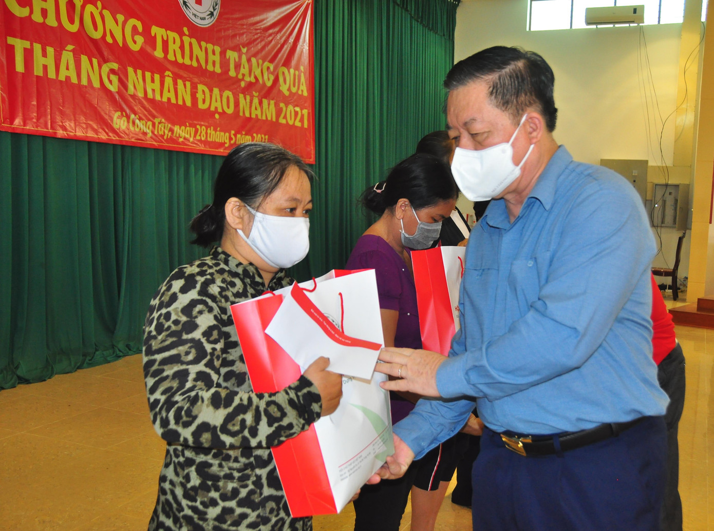 Ông Nguyễn Trọng Nghĩa, Bí thư Trung ương Đảng, Trưởng Ban Tuyên giáo Trung ương tặng quà cho người nghèo tỉnh Tiền Giang. - Ảnh: Hòa Hội Ông Nguyễn Trọng Nghĩa, Bí thư Trung ương Đảng, Trưởng Ban Tuyên giáo Trung ương tặng quà cho người nghèo tỉnh Tiền Giang. - Ảnh: Hòa Hội