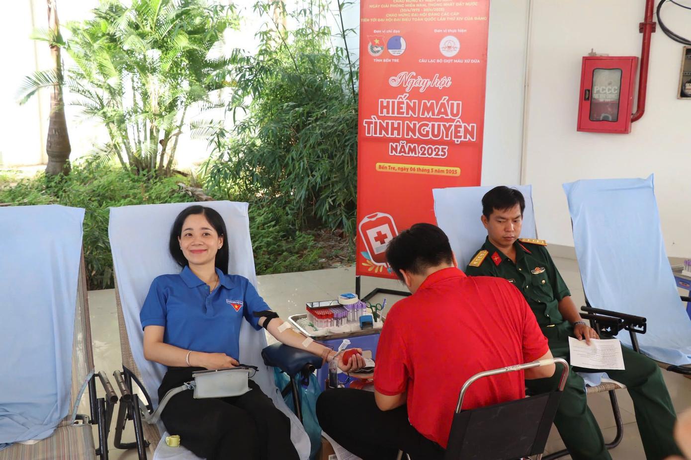 Bạn trẻ vui vẻ tham gia hiến máu tình nguyện. Bạn trẻ vui vẻ tham gia hiến máu tình nguyện.