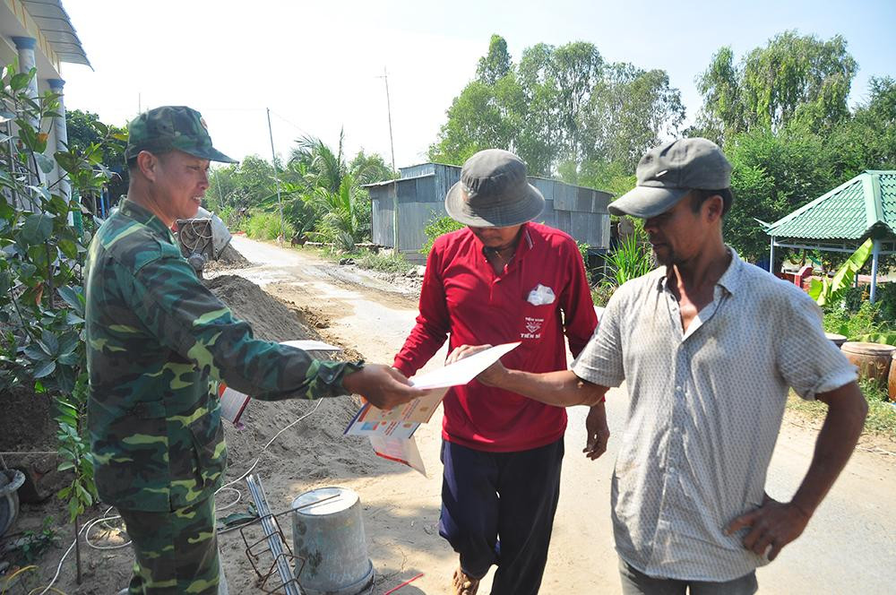 Chiến sỹ biên phòng tuyên truyền người dân phòng dịch COVID -19. - Ảnh: Hòa Hội Chiến sỹ biên phòng tuyên truyền người dân phòng dịch COVID -19. - Ảnh: Hòa Hội