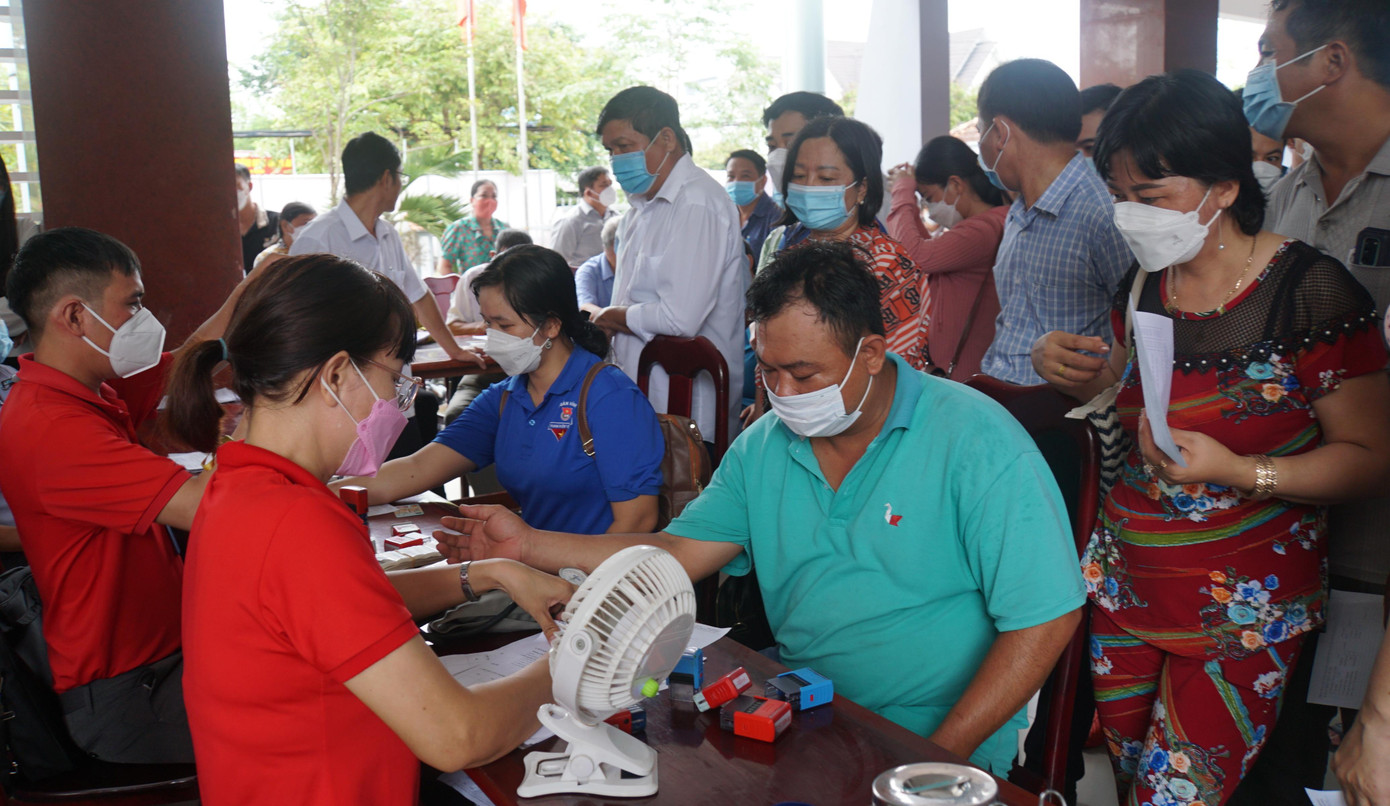 Đông đảo người dân tham gia hiến máu