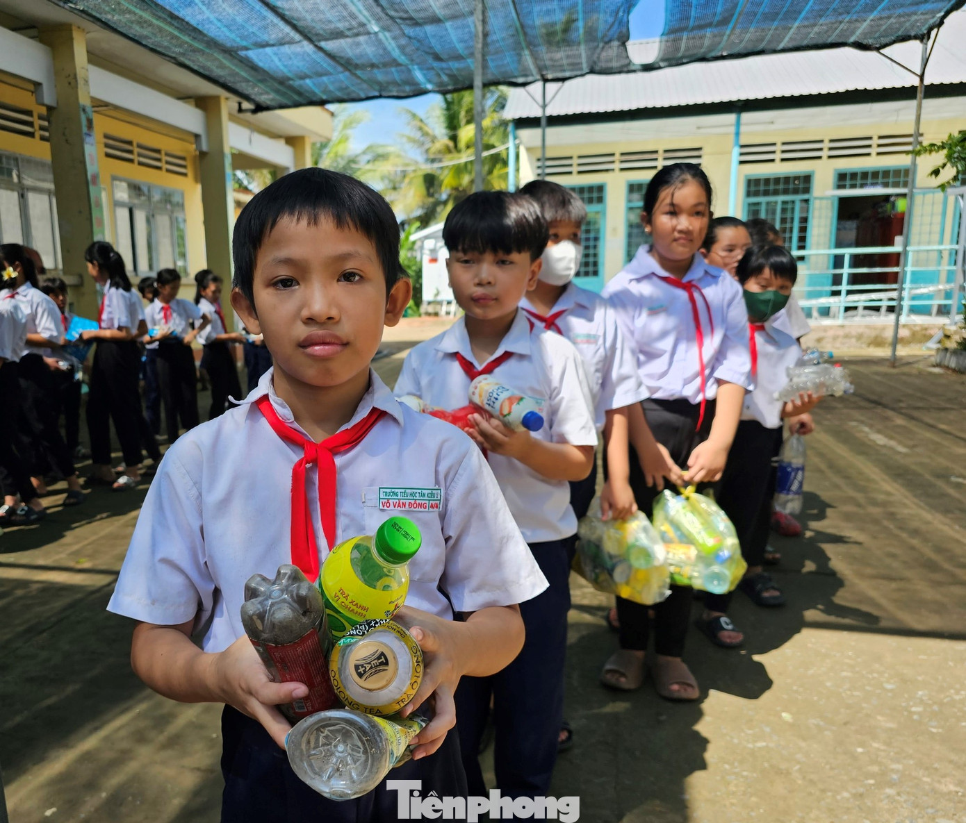 Học sinh đổi vỏ chai lấy quà.
