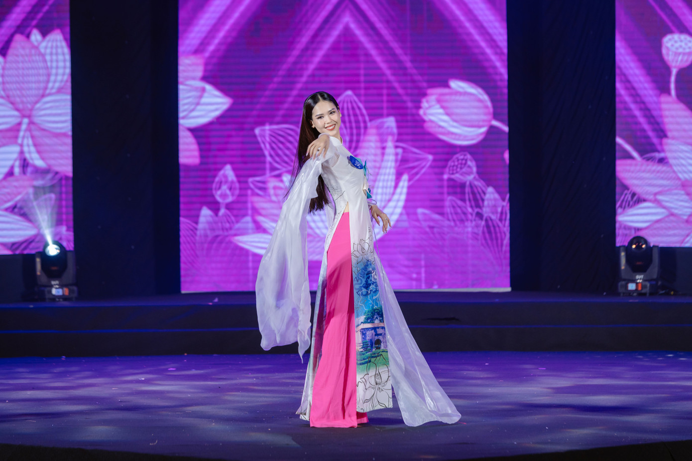 Thí sinh trình diễn phần thi dạ hội tại đêm chung kết.