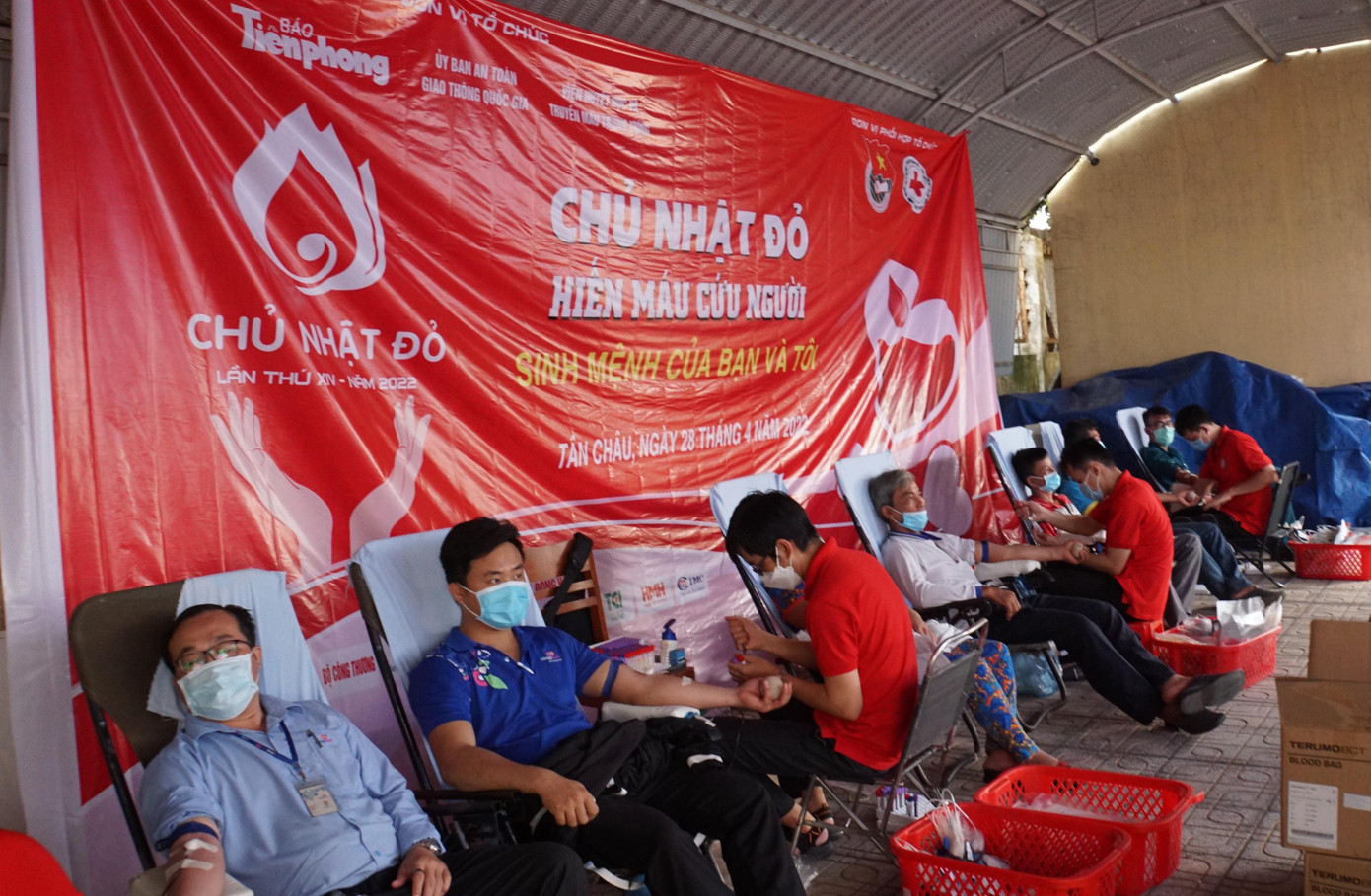 Cán bộ, ĐVTN tham gia hiến máu tại Chủ nhật Đỏ. - Ảnh: Hòa Hội