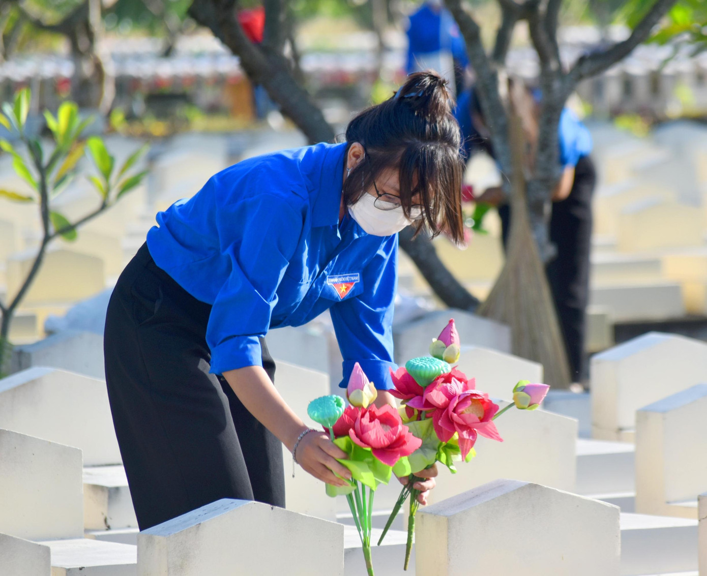 Đoàn viên thanh niên An Giang thay hoa tại nghĩa trang liệt sỹ. - Ảnh: TĐ AG