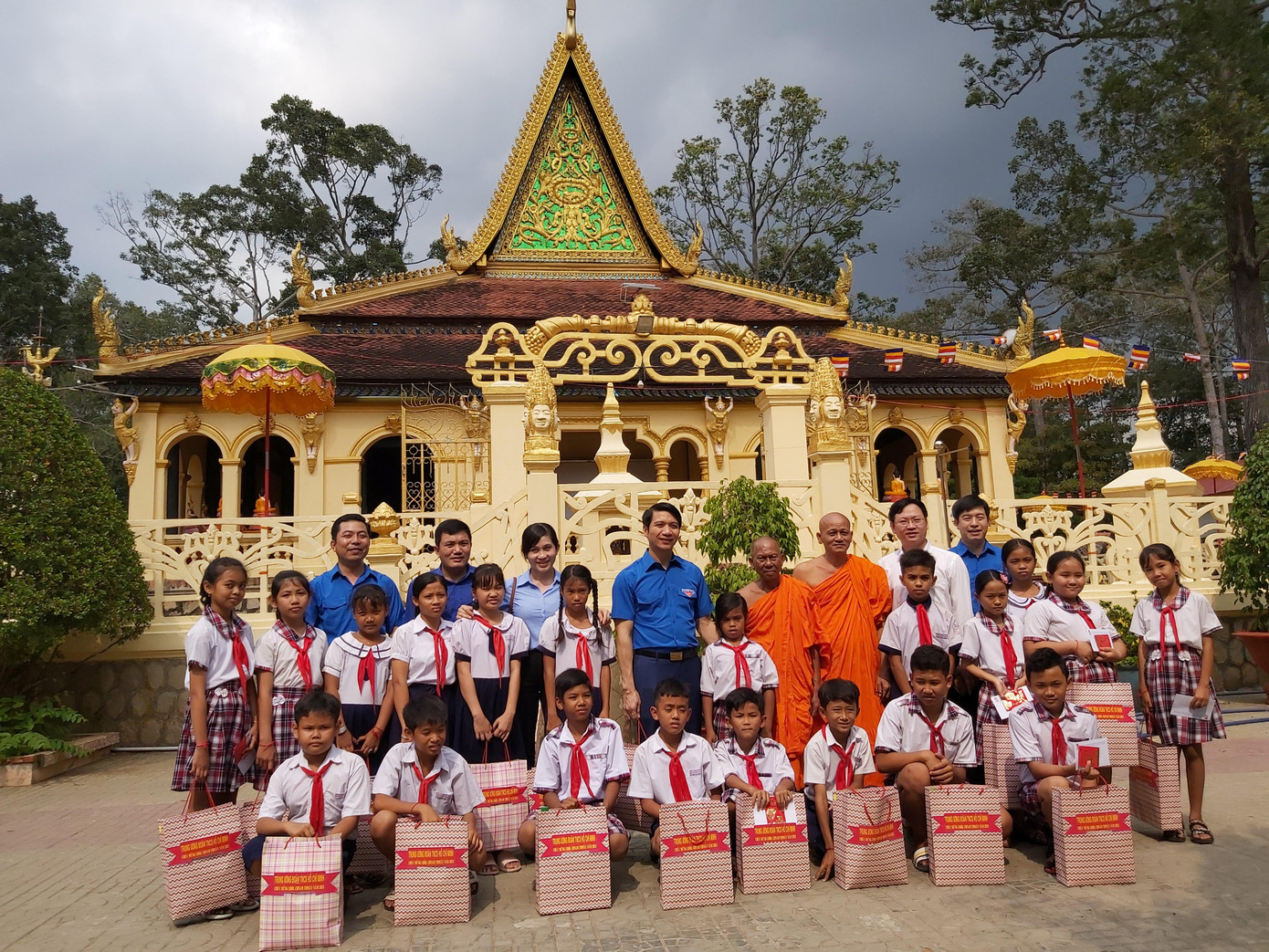 Trụ trì các chùa cũng thay mặt các vị chư tăng gửi lời cảm ơn lãnh đạo Trung ương Đoàn đã dành thời gian quý báu thăm và chúc tết Chôl Chnăm Thmây đến chư Tăng và bà con Phật tử Khmer tại tỉnh Trà Vinh; đồng thời kính chúc quý vị lãnh đạo, các thành viên trong đoàn và thân quyến luôn hưởng được 5 pháp của Đức Phật “Sống lâu, sắc đẹp, an vui, sức mạnh và trí tuệ”.