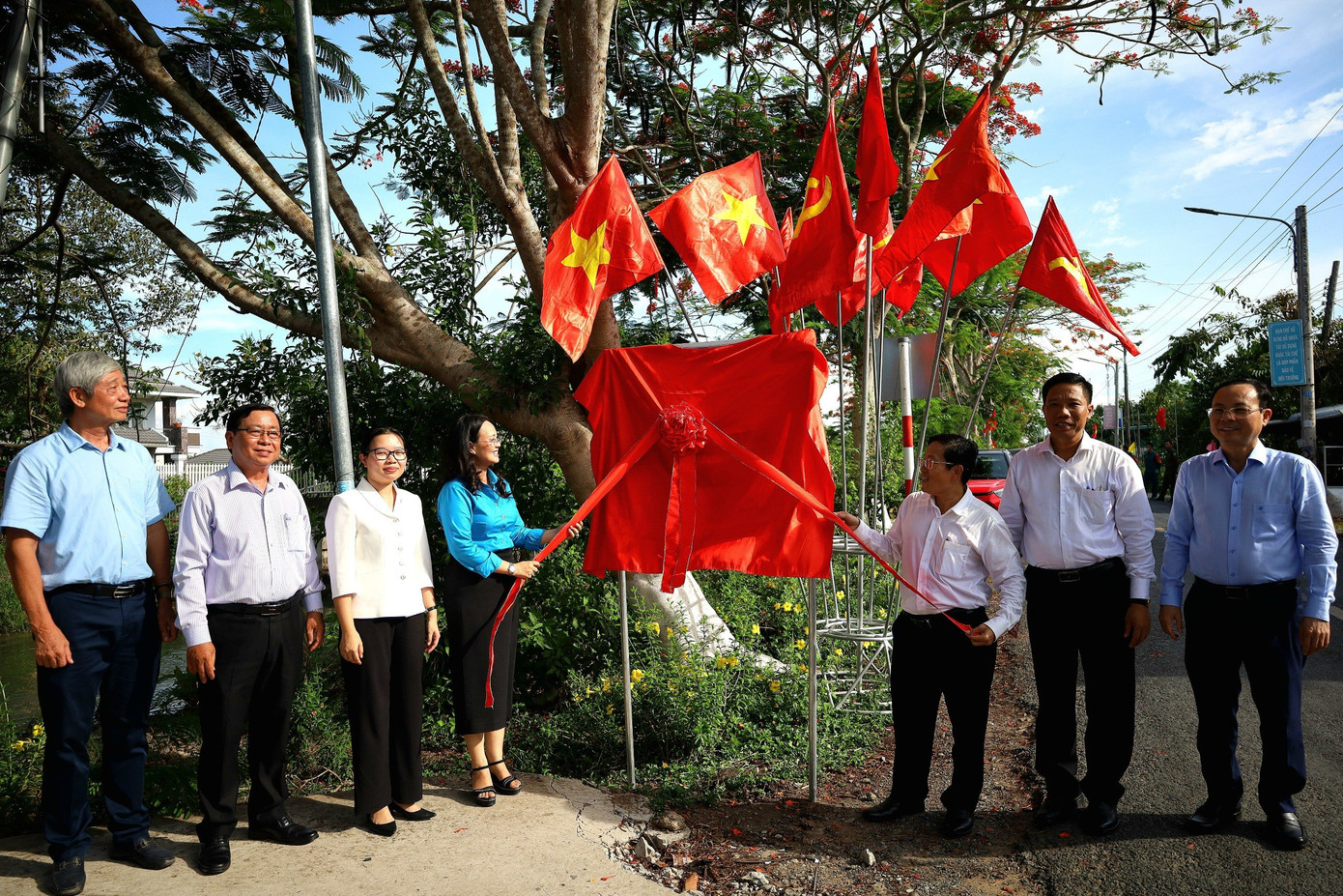 Lãnh đạo các đơn vị chuẩn bị nghi thức khánh thành đường cờ Tổ quốc.