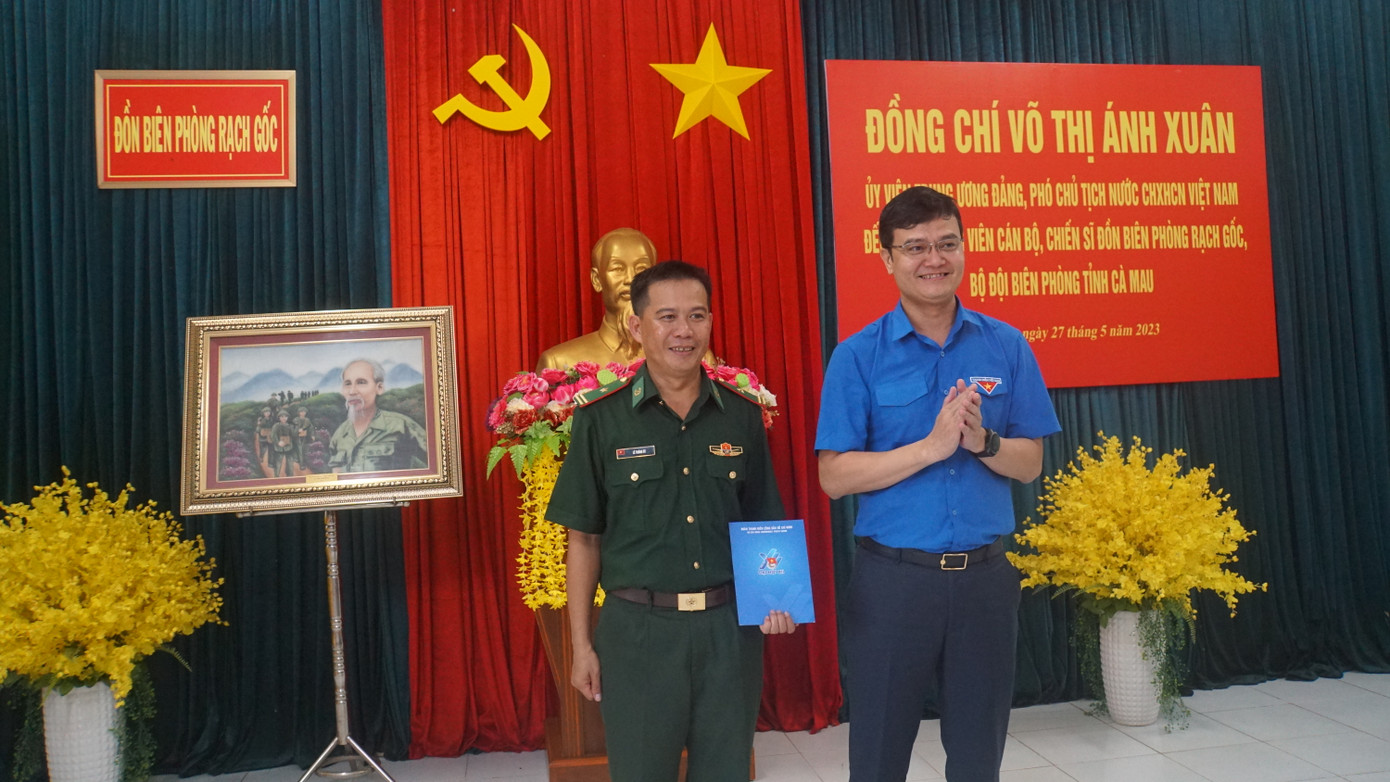 Bí thư thứ nhất T.Ư Đoàn Bùi Quang Huy động viên, tặng quà các chiến sỹ Đồn Biên phòng Rạch Gốc. Ảnh: An Bình.