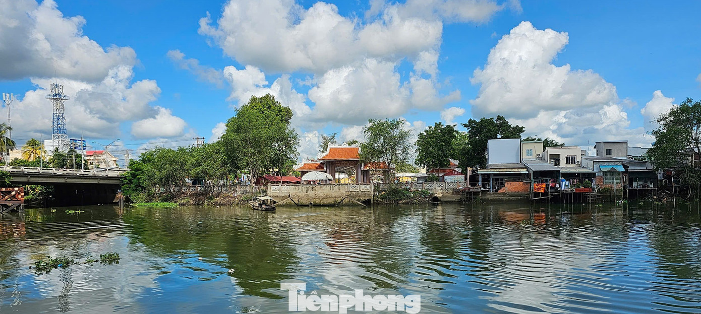 Đối diện chùa qua sông Bình Thủy là Đình Bình Thủy.