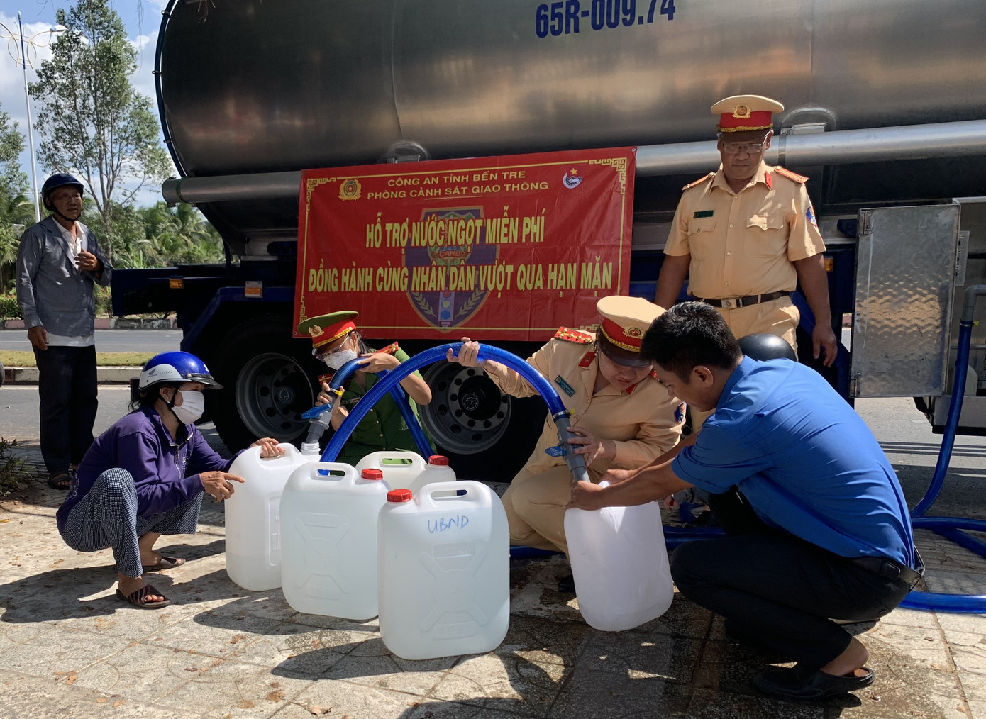 Trước đó, Phòng Cảnh sát giao thông phối hợp Ban Thanh niên Công an tỉnh Bến Tre, Công an huyện Giồng Trôm và đơn vị hỗ trợ đã cấp phát 40.000 lít nước ngọt phục vụ sinh hoạt cho nhân dân đang bị ảnh hưởng bởi hạn, mặn tại địa bàn thị trấn Giồng Trôm, huyện Giồng Trôm.
