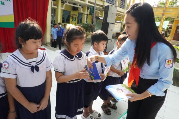 Chị Nguyễn Thị Thúy Lam tặng quà cho học sinh