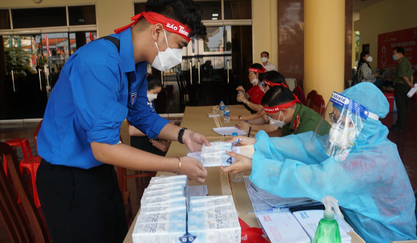 Các bạn trẻ nhiệt tình tham gia hiến máu tình nguyện. - Ảnh: Hòa Hội Chị Nguyễn Thị Diễm Thi tham gia hiến máu, được đồng nghiệp hỗ trợ. - Ảnh: Hòa Hội