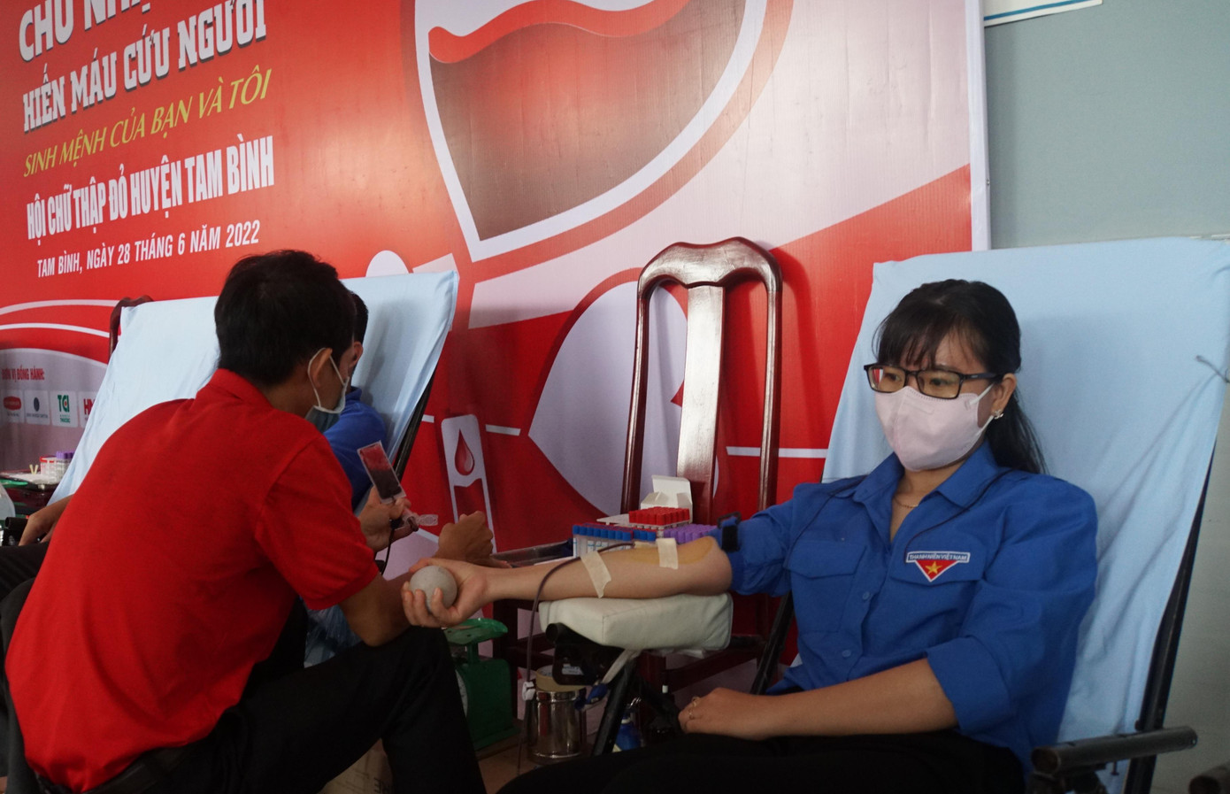 Chị Lê Thị Hồng Hoa ở xã Tân Lộc (Tam Bình) mong muốn giọt máu của mình có thể giúp cho nhiều người, đặc biệt là các bệnh nhân có hoàn cảnh khó khăn. Nhiều lần hiến, Hoa càng ý thức hơn về việc làm ý nghĩa này để giúp nhiều người. Đồng thời, chị muốn truyền thông điệp với các bạn trẻ cùng lan tỏa yêu thương, mang lại niềm vui, hạnh phúc cho nhiều người. Ngoài ra, hiến máu giúp ý thức hơn trong việc thực hiện lối sống điều độ, lành mạnh và rèn luyện sức khỏe.