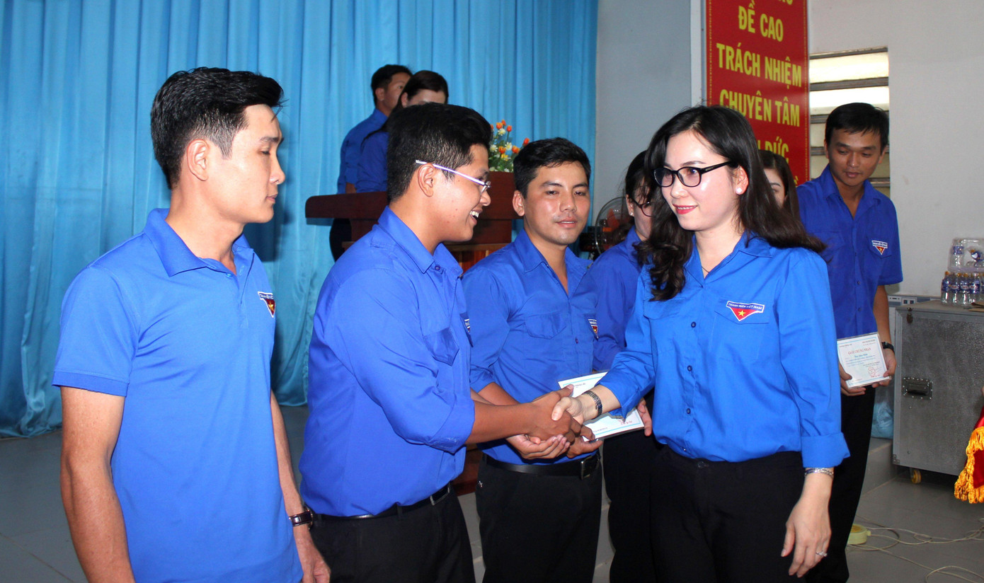 Chị Lê Thị Ngọc Linh bắt tay các bạn trẻ Chị Lê Thị Ngọc Linh bắt tay các bạn trẻ