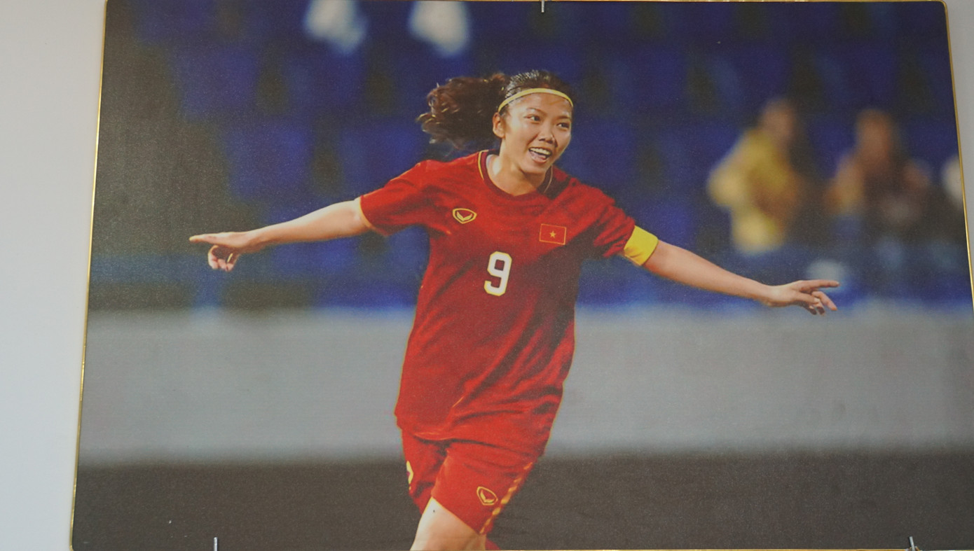 Hình ảnh Huỳnh Như thi đấu trong màu áo đội tuyển quốc gia lưu tại trường đại học Trà Vinh