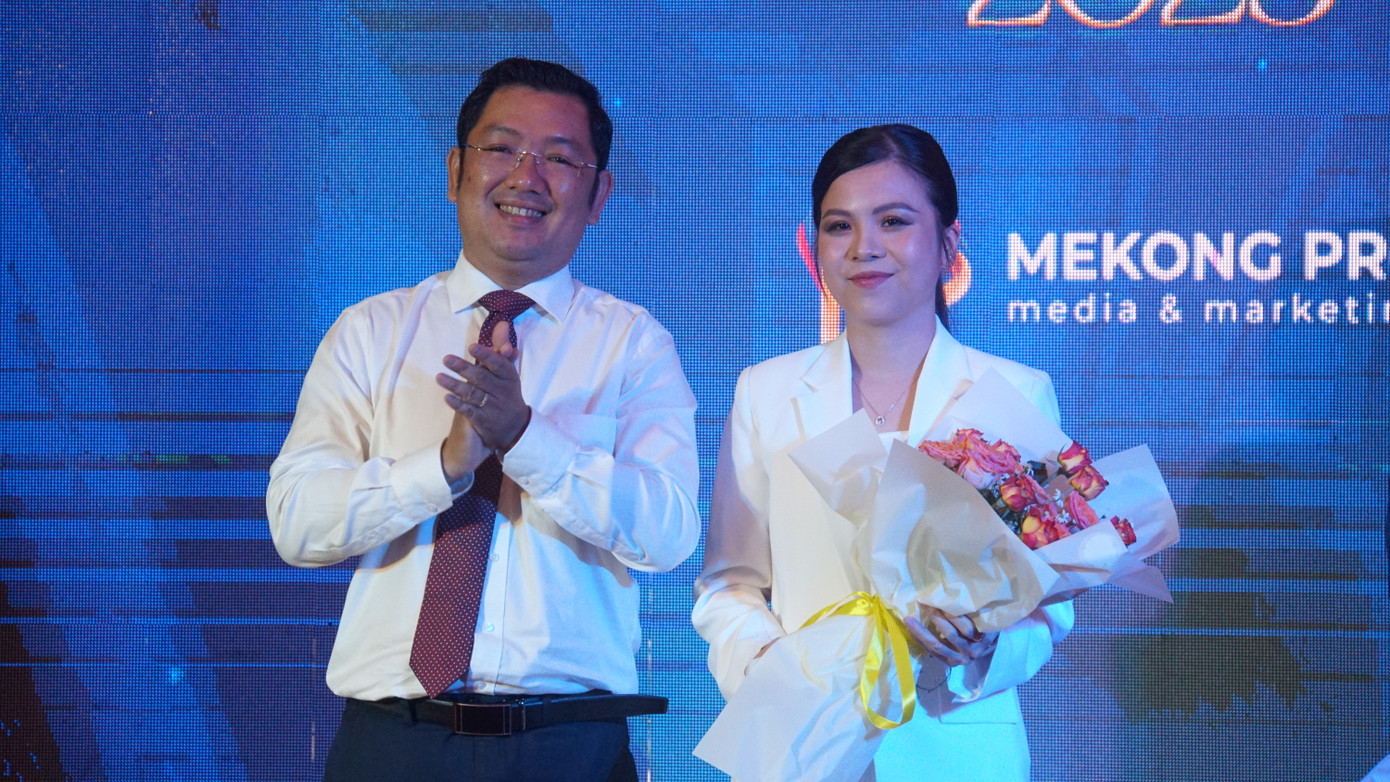 Ban tổ chức tặng hoa đơn vị đồng hành. Ảnh: BTC Ban tổ chức tặng hoa đơn vị đồng hành. Ảnh: BTC