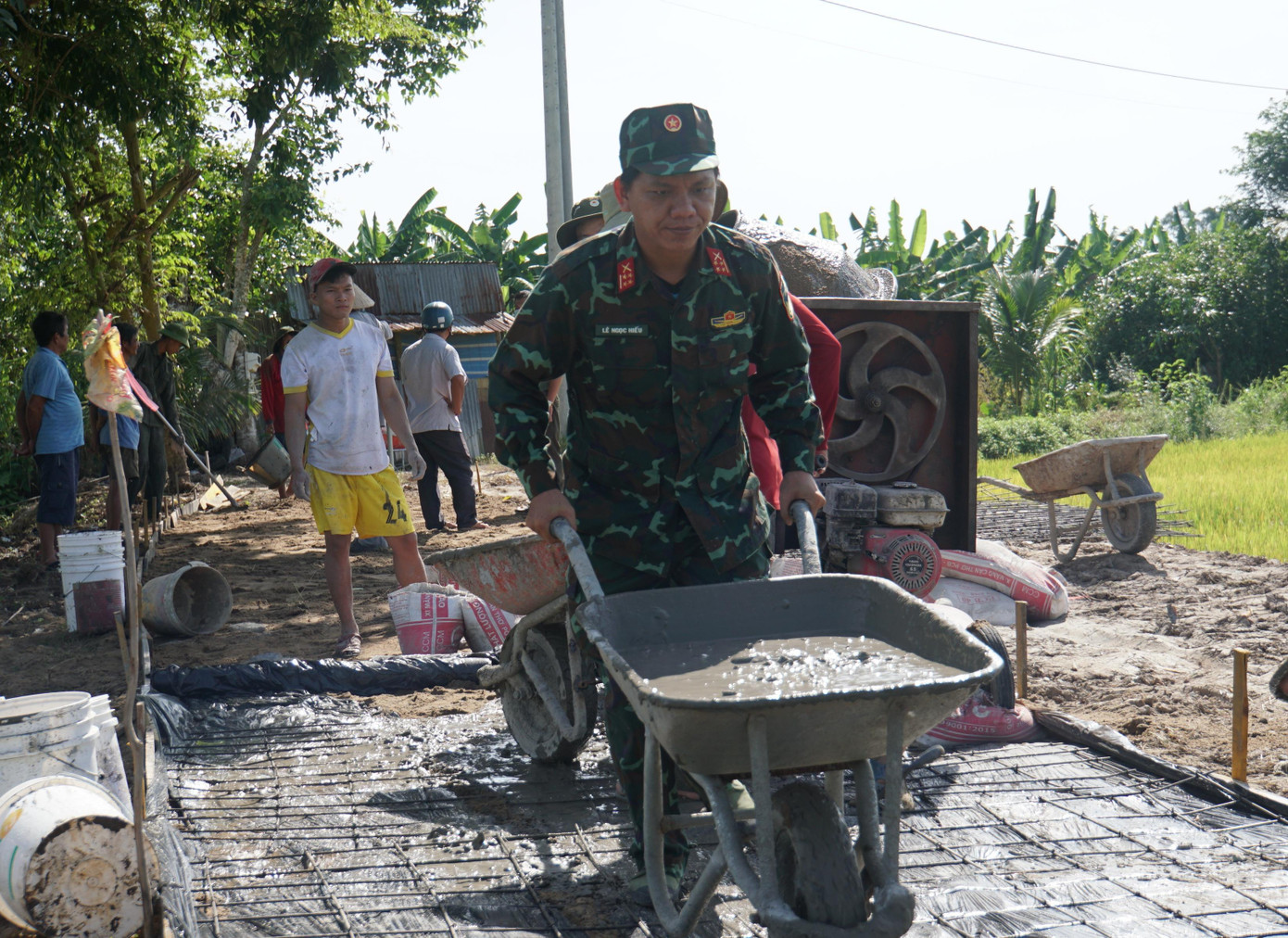 Càng về trưa, nắng càng gay gắt khiến mồ hôi nhễ nhại nhưng các chiến sĩ vẫn nhiệt tình, tươi cười vui vẻ. Với họ, được cống hiến, giúp người dân có con đường sạch đẹp, thuận tiện đi lại là niềm vui và hạnh phúc. - Ảnh: Hòa Hội