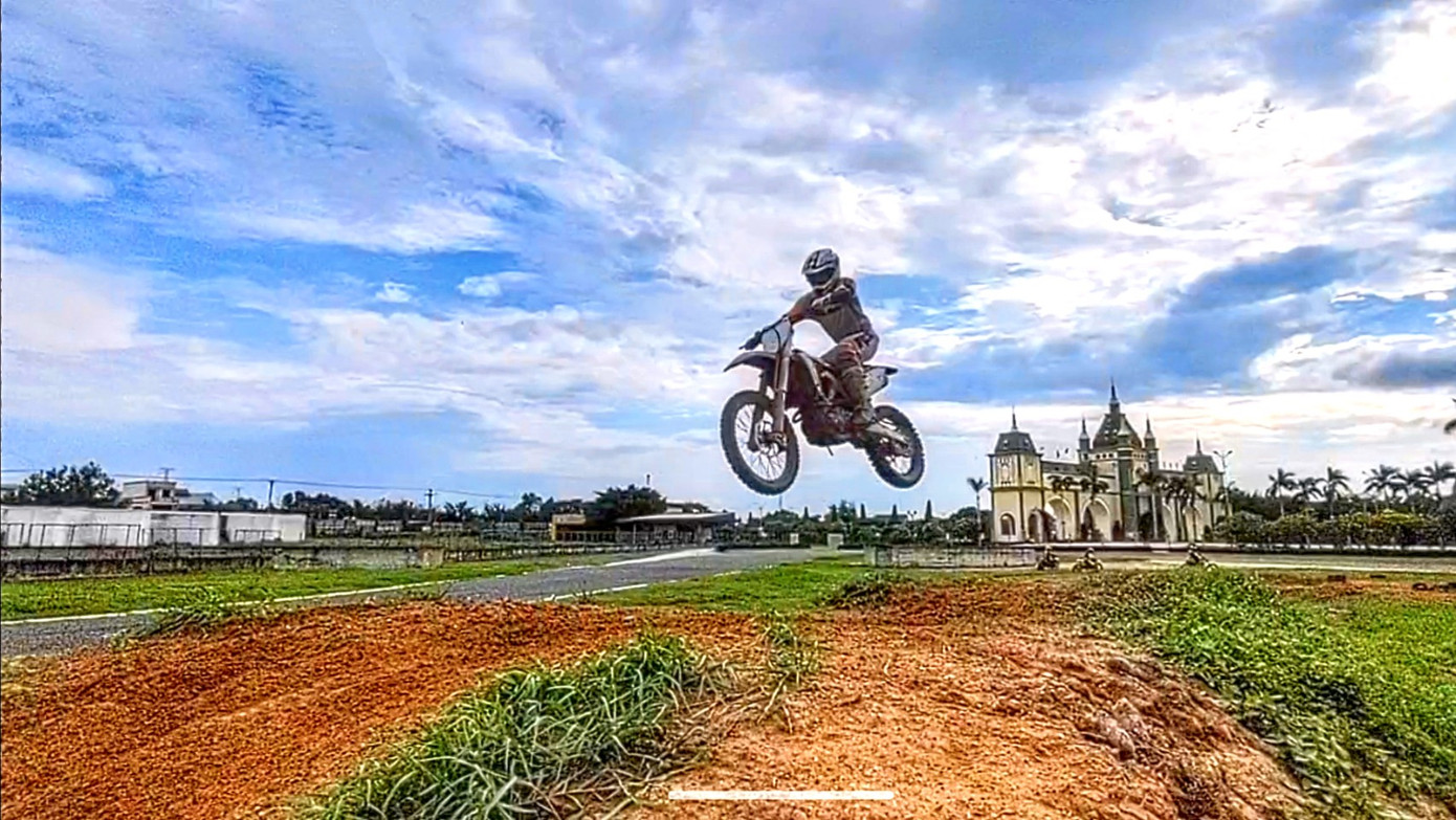 Biểu diễn xe mô tô địa hình. Biểu diễn xe mô tô địa hình.