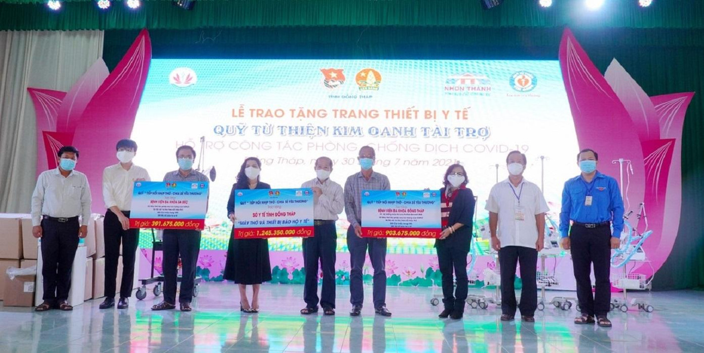 Quỹ từ thiện Kim Oanh trao tặng các trang thiết bị, vật tư y tế phục vụ công tác phòng, chống dịch cho tỉnh Đồng Tháp. - Ảnh: TĐ ĐT