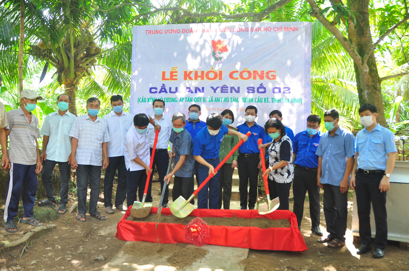 Ngoài ra, Đoàn công tác của Trung ương Đoàn còn khởi công công trình cầu An Yên số 2 trị giá 150 triệu đồng tại ấp Tân Quy 2, xã An Phú Tân. Công trình do Trung tâm Công tác xã hội Thanh Thiếu niên Việt Nam, Trung tâm Tình nguyện Quốc gia, CLB Công tác xã hội Chuyến xe yêu thương, Công ty TNHH TCPVN và Nhóm Từ thiện Từ Tâm phối hợp thực hiện. Công trình khi hoàn thành đưa vào sử dụng sẽ giúp cho bà con nhân dân có thêm điều kiện đi lại để giao thương hàng hóa, phát triển kinh tế và giúp cho các em thiếu nhi đến trường được dễ dàng, thuận lợi.