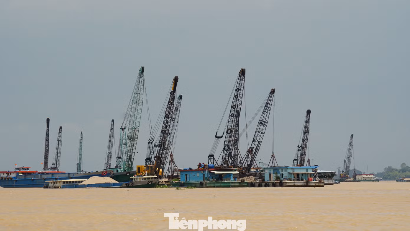 Khai thác cát trên địa bàn tỉnh An Giang. Ảnh: Hòa Hội.