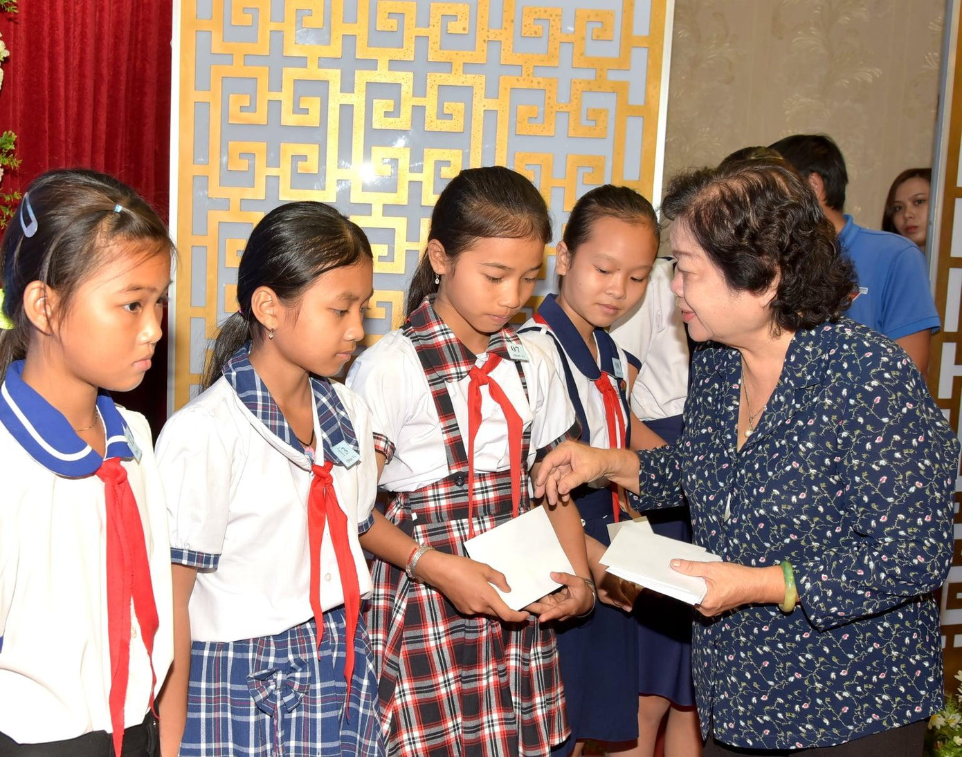 Nguyên Phó Chủ tịch nước Trương Mỹ Hoa tặng học bổng cho học sinh tại Bạc Liêu