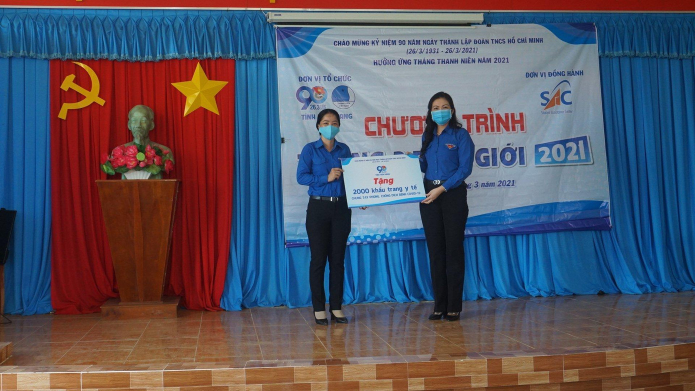 Tỉnh đoàn Tiền Giang tặng khẩu trang y tế Tỉnh đoàn Tiền Giang tặng khẩu trang y tế