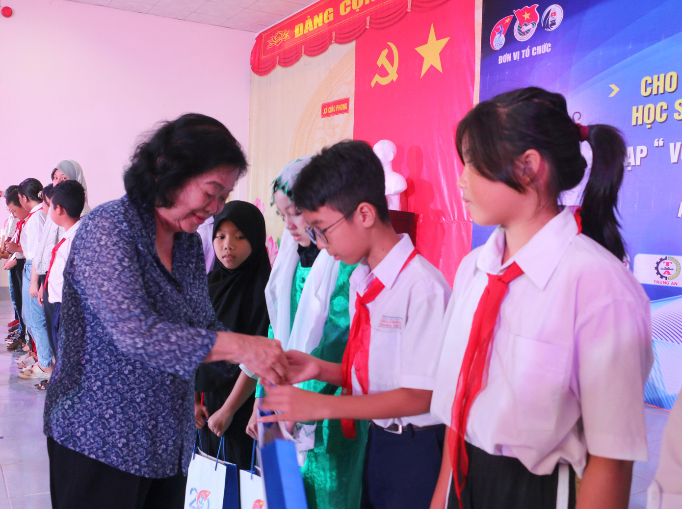 Nguyên Phó Chủ tịch nước Trương Mỹ Hoa tặng học bổng cho học sinh tỉnh An Giang. Nguyên Phó Chủ tịch nước Trương Mỹ Hoa tặng học bổng cho học sinh tỉnh An Giang.