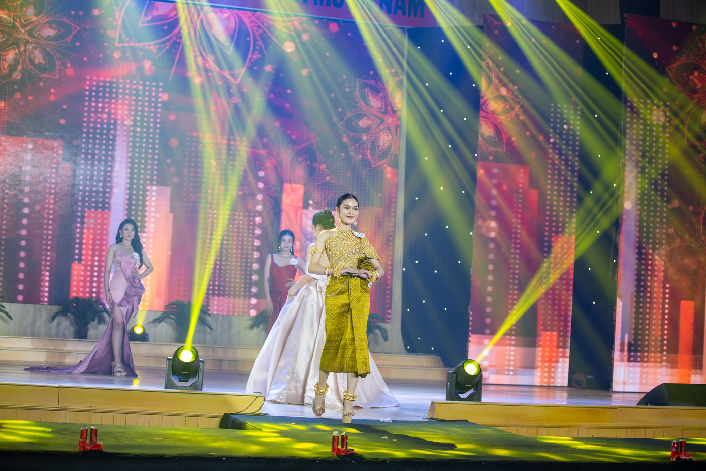 Ngọc Trinh trong trang phục dân tộc tại vòng Chung kết khu vực Miền Nam cuộc thi Hoa khôi Sinh viên Việt Nam.