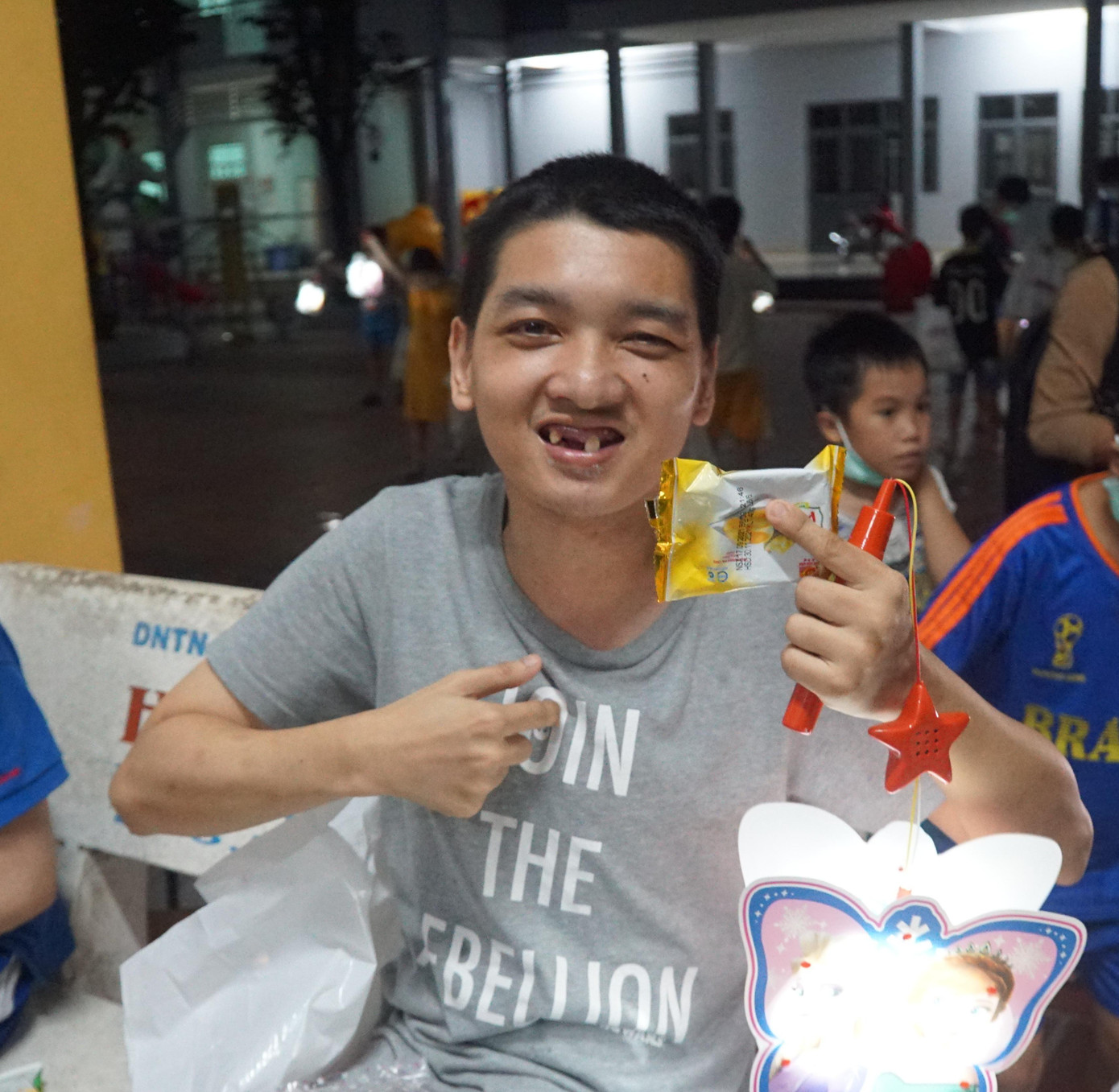 Các em háo hức đón nhận quà Trung thu. - Ảnh: Hòa Hội