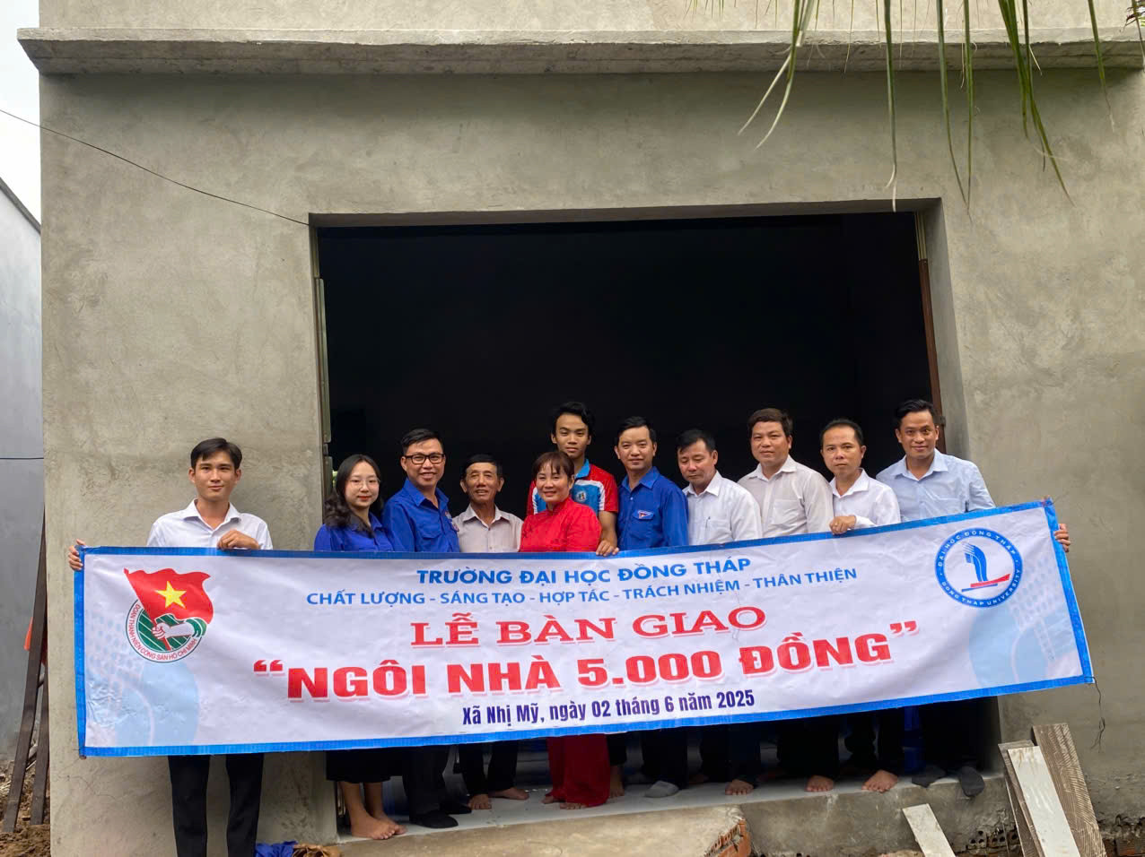 Trường Đại học Đồng Tháp bàn giao 'Ngôi nhà 5.000 đồng' cho em Trần Tấn Đạt. Trường Đại học Đồng Tháp bàn giao 'Ngôi nhà 5.000 đồng' cho em Trần Tấn Đạt.