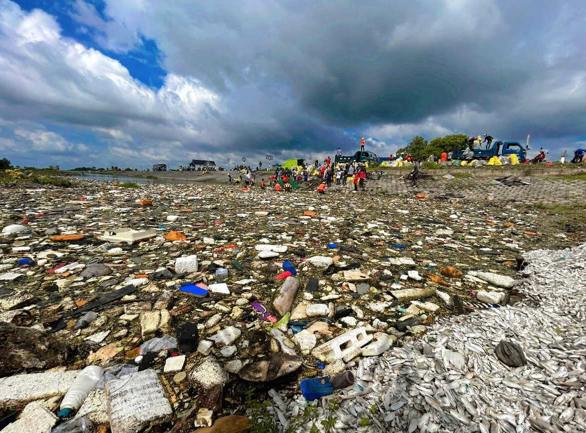 Rác tràn ngập trước khi vớt. Ảnh: Khát Vọng Xanh. Rác tràn ngập trước khi vớt. Ảnh: Khát Vọng Xanh.