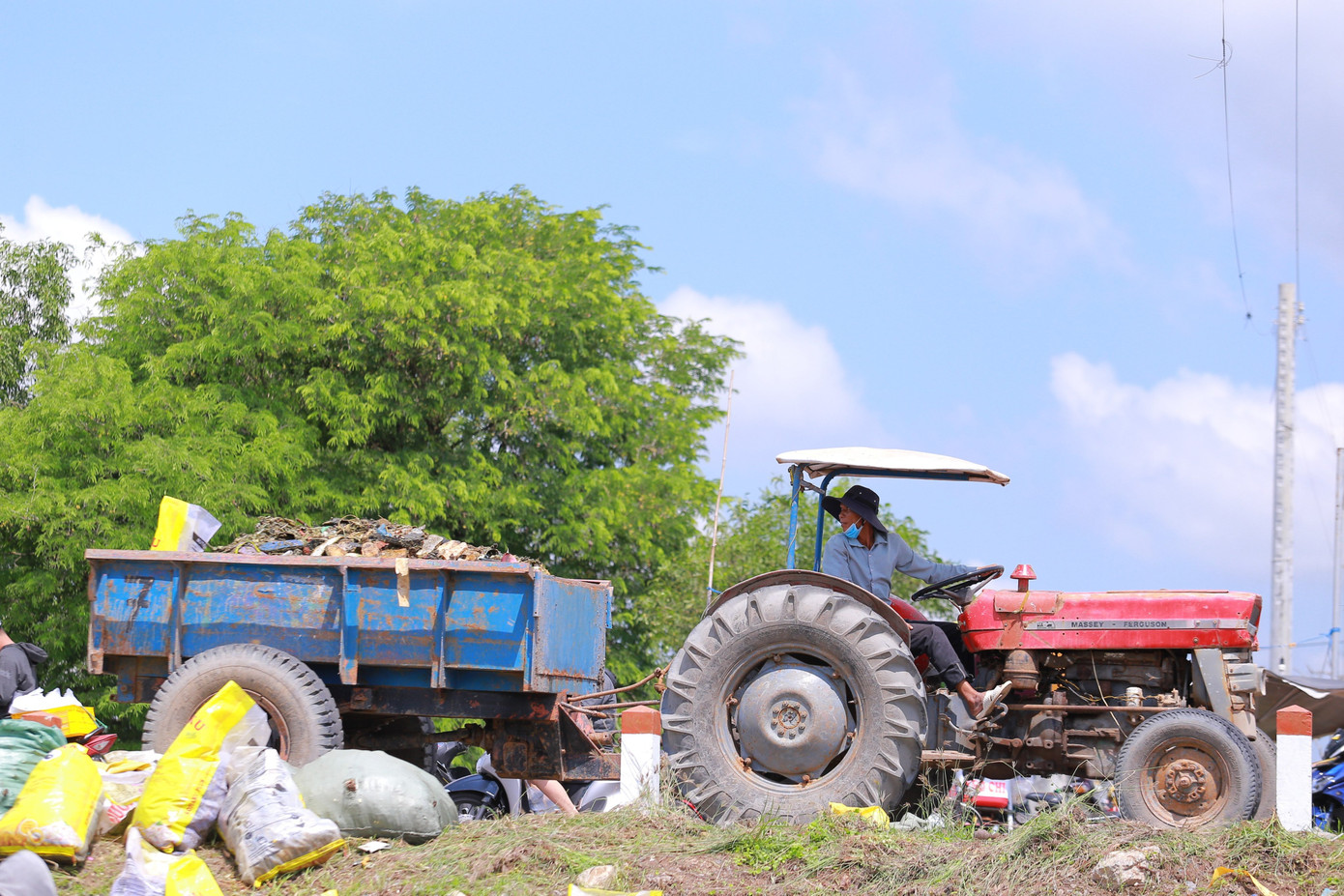 Xe vận chuyển rác. Ảnh: Khát Vọng Xanh. Xe vận chuyển rác. Ảnh: Khát Vọng Xanh.