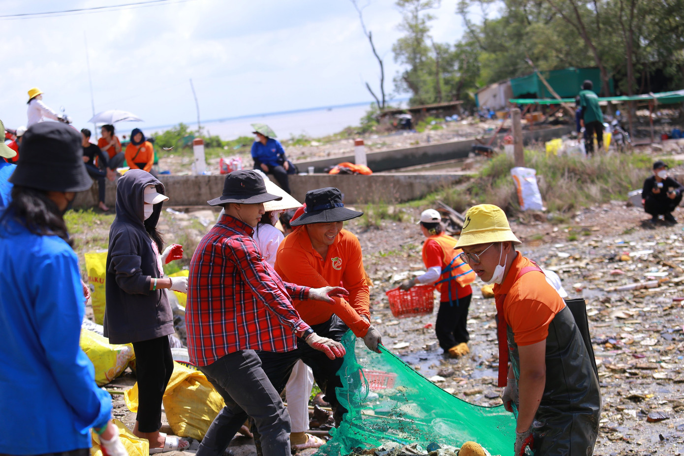 Các thành viên tham gia đều được trang bị khẩu trang, găng tay, đồ bảo hộ cho những người lội xuống nước. Các thành viên tham gia đều được trang bị khẩu trang, găng tay, đồ bảo hộ cho những người lội xuống nước.