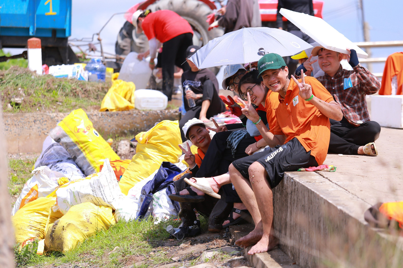 Một cư dân mạng bình luận: “Nhìn thương quá. Mỗi người chúng ta đừng tùy tiện vứt rác ra đường, vứt rác ra bãi biển, bờ sông nữa ạ. Mình ăn bánh hay uống hộp sữa ở đường nếu không thấy thùng rác ngay đó có thể cho vào túi xách mang về nhà vứt rác sau. Mỗi người không vứt rác bừa bãi nữa thì người dọn rác bớt khổ. Cảm ơn các bạn thật nhiều”. Một cư dân mạng bình luận: “Nhìn thương quá. Mỗi người chúng ta đừng tùy tiện vứt rác ra đường, vứt rác ra bãi biển, bờ sông nữa ạ. Mình ăn bánh hay uống hộp sữa ở đường nếu không thấy thùng rác ngay đó có thể cho vào túi xách mang về nhà vứt rác sau. Mỗi người không vứt rác bừa bãi nữa thì người dọn rác bớt khổ. Cảm ơn các bạn thật nhiều”.