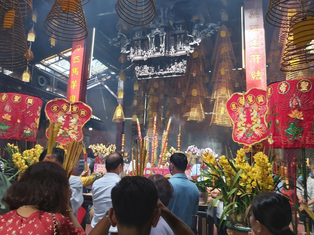 Ghi nhận của phóng viên Tiền Phong, vào sáng mùng 1 Tết, người dân khắp nơi đổ về đông nghịt ở các điểm chùa trên địa bàn thành phố Cần Thơ, cầu bình an năm mới. Ảnh: Hòa Bình