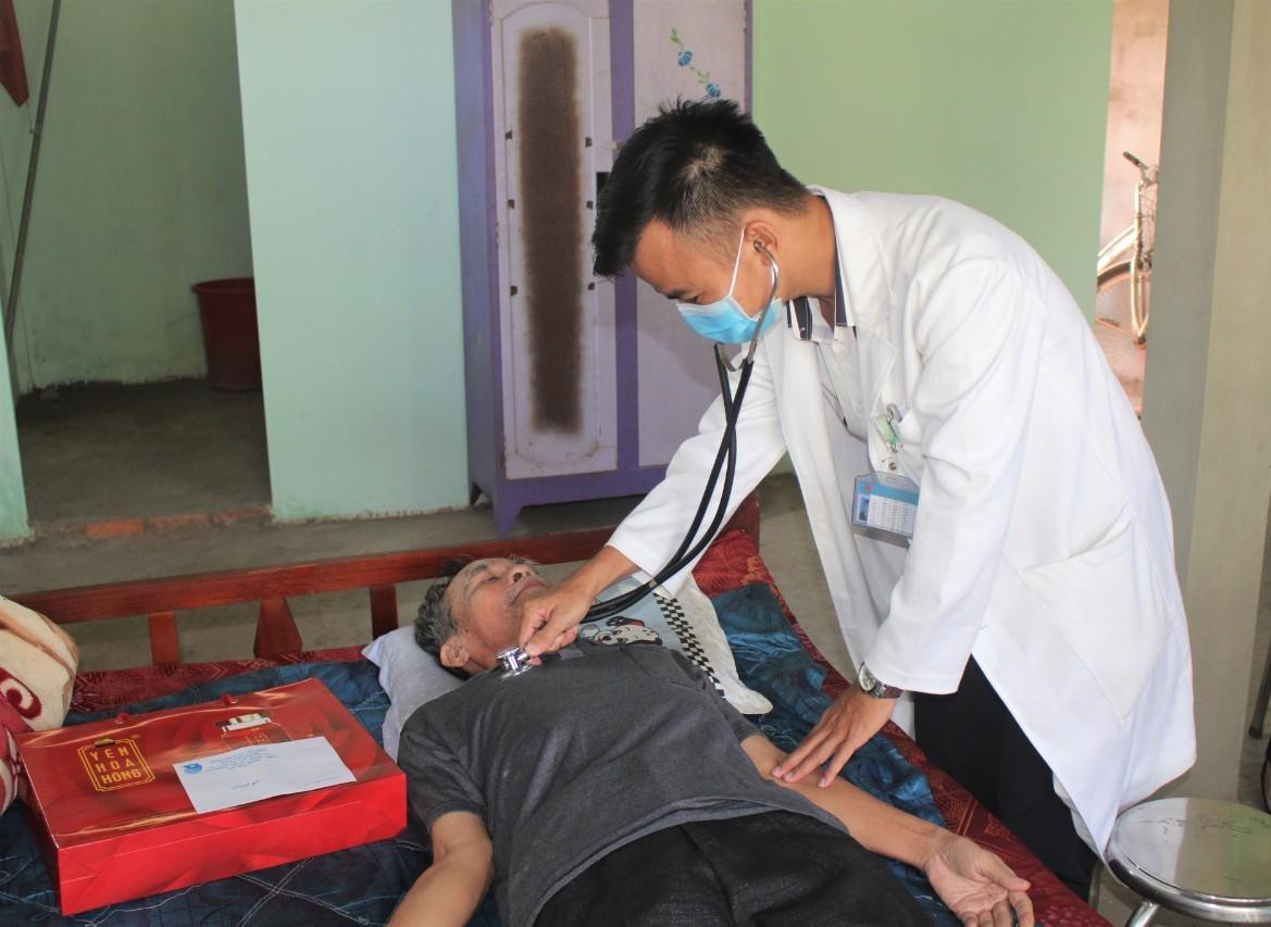 Bác sỹ tình nguyện đến tận nhà chăm sóc người dân Bác sỹ tình nguyện đến tận nhà chăm sóc người dân