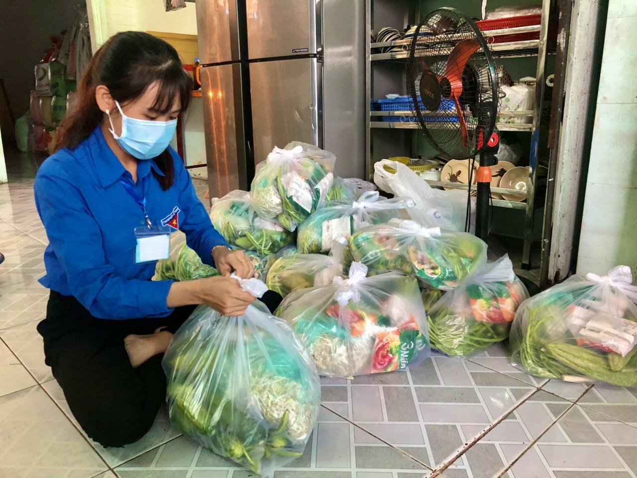 Bạn Nguyễn Thị Bé Thơ chuẩn bị các phần nhu yếu phẩm để trao tặng người nghèo.- Ảnh: NVCC Bạn Nguyễn Thị Bé Thơ chuẩn bị các phần nhu yếu phẩm để trao tặng người nghèo.- Ảnh: NVCC