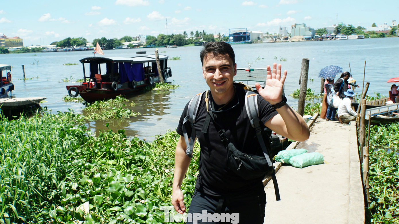 Khách quốc tế tham quan cồn Sơn, TP Cần Thơ. Ảnh: Hòa Hội.