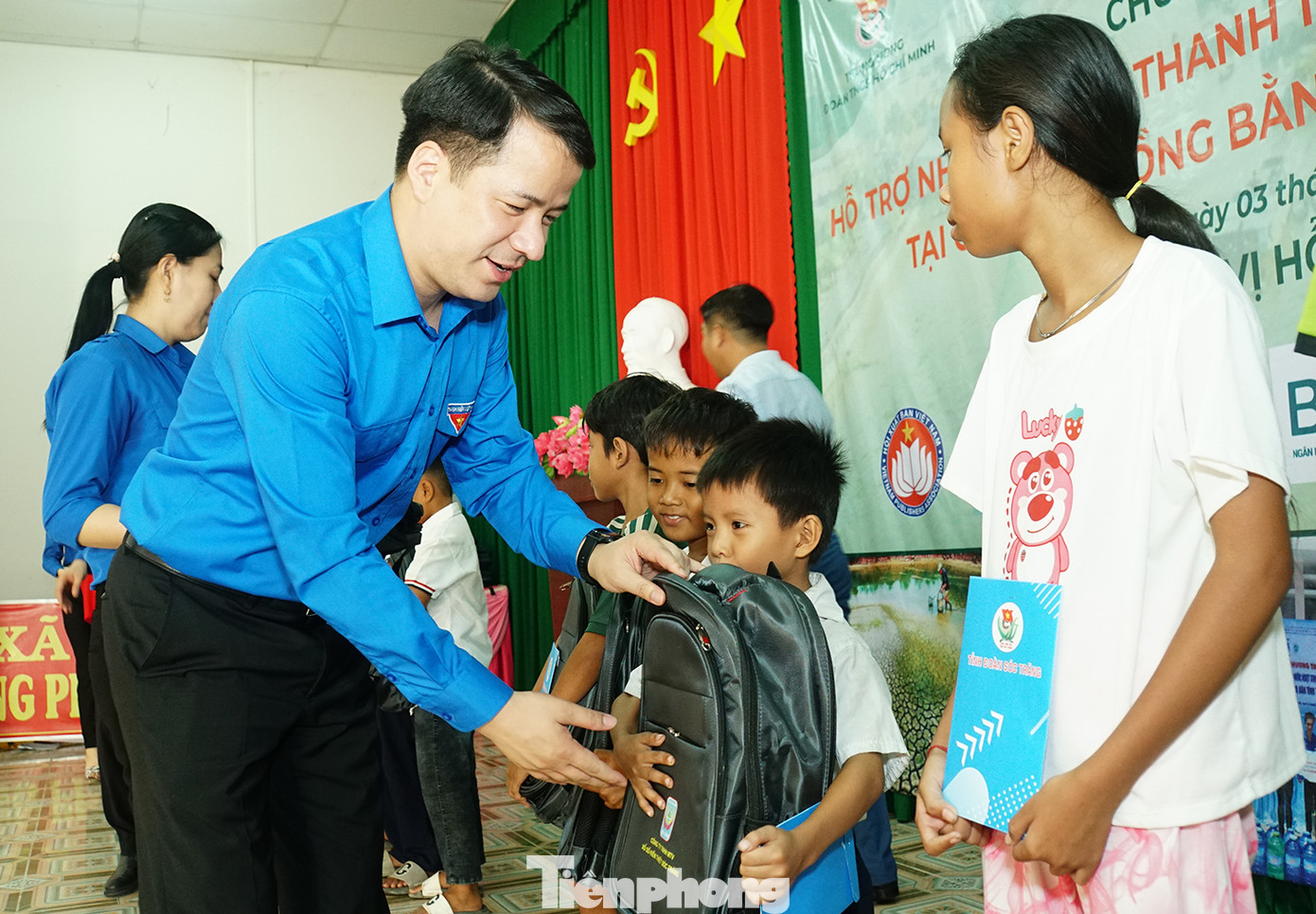 Anh Ngô Văn Cương tặng quà cho học sinh tại Sóc Trăng. Ảnh: Hòa Hội Anh Ngô Văn Cương tặng quà cho học sinh tại Sóc Trăng. Ảnh: Hòa Hội