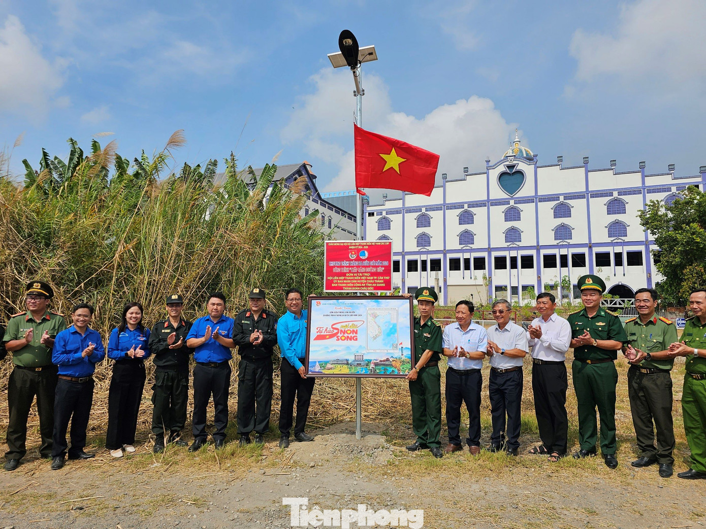Khánh thành công trình thắp sáng đường biên giáp tỉnh Tà Keo, Vương quốc Campuchia thuộc khu vực đồn biên phòng Vĩnh Nguơn quản lý. Công trình gồm 20 đèn năng lượng mặt trời tại 7 tổ công tác, trị giá 50 triệu đồng. Đồng thời, Ban tổ chức trao tặng bản đồ Việt Nam cho lãnh đạo đồn biên phòng Vĩnh Nguơn.