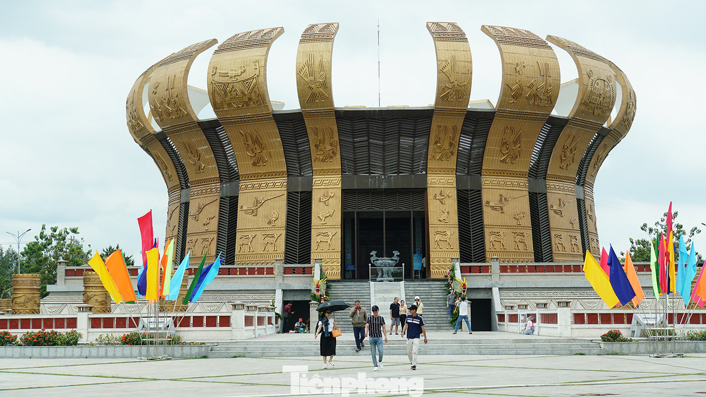 Đền thờ Vua Hùng tại Cần Thơ đã được sửa soạn, trang hoàng, sẵn sàng cho buổi lễ vào ngày 10/3 Âm lịch hằng năm. Ảnh: Hòa Hội