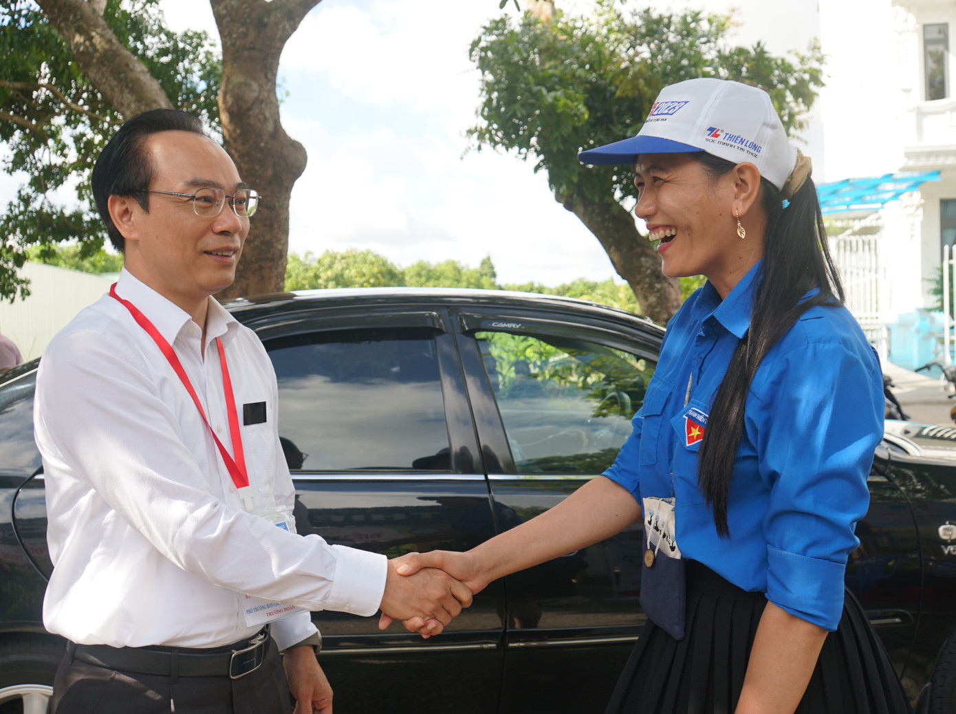 Thứ trưởng Bộ GD&amp;ĐT Hoàng Minh Sơn bắt tay động viên cô giáo Nguyễn Thị Minh Tâm tại điểm thi trường THPT Thiên Hộ Dương. Ảnh: Hòa Hội