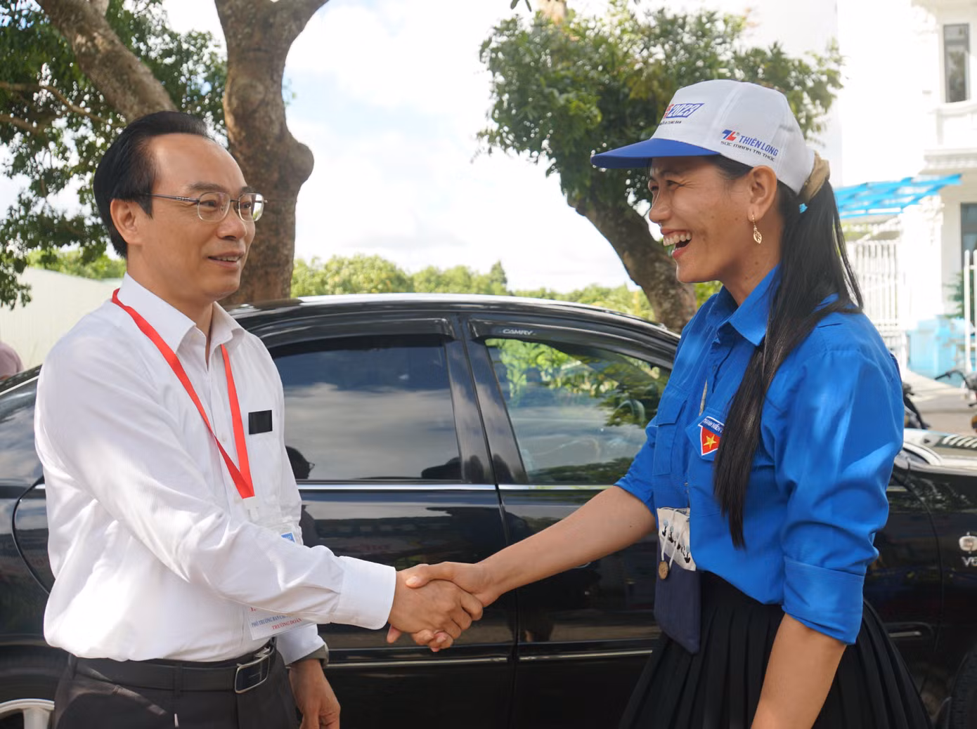 Thứ trưởng Bộ GD&amp;ĐT Hoàng Minh Sơn bắt tay động viên cô giáo Nguyễn Thị Minh Tâm tại điểm thi trường THPT Thiên Hộ Dương. Ảnh: Hòa Hội