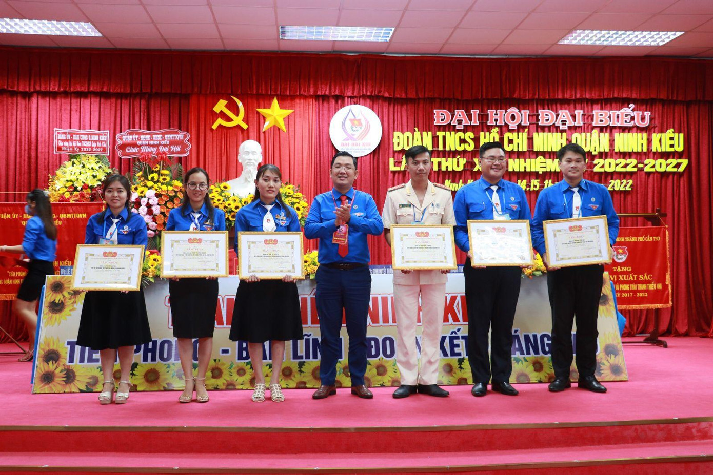 Anh Lâm Văn Tân, Phó Bí thư Thành Đoàn Cần Thơ trao tặng bằng khen cho các đại biểu. Anh Lâm Văn Tân, Phó Bí thư Thành Đoàn Cần Thơ trao tặng bằng khen cho các đại biểu.